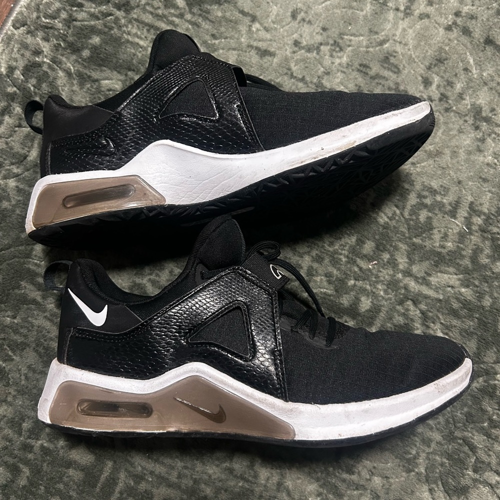 Nike women’s air zoom Bella 7